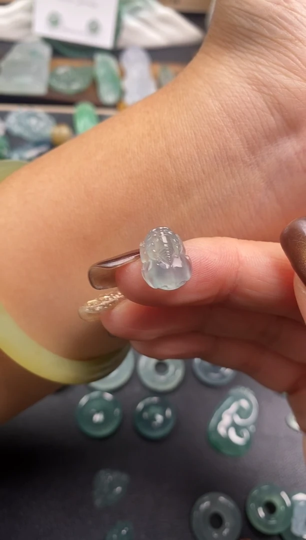 颈饰未镶嵌翡翠貔貅