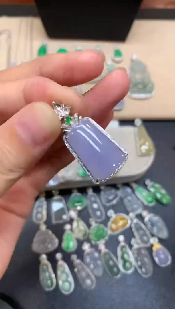 颈饰18K金镶嵌翡翠无事牌【无服务费