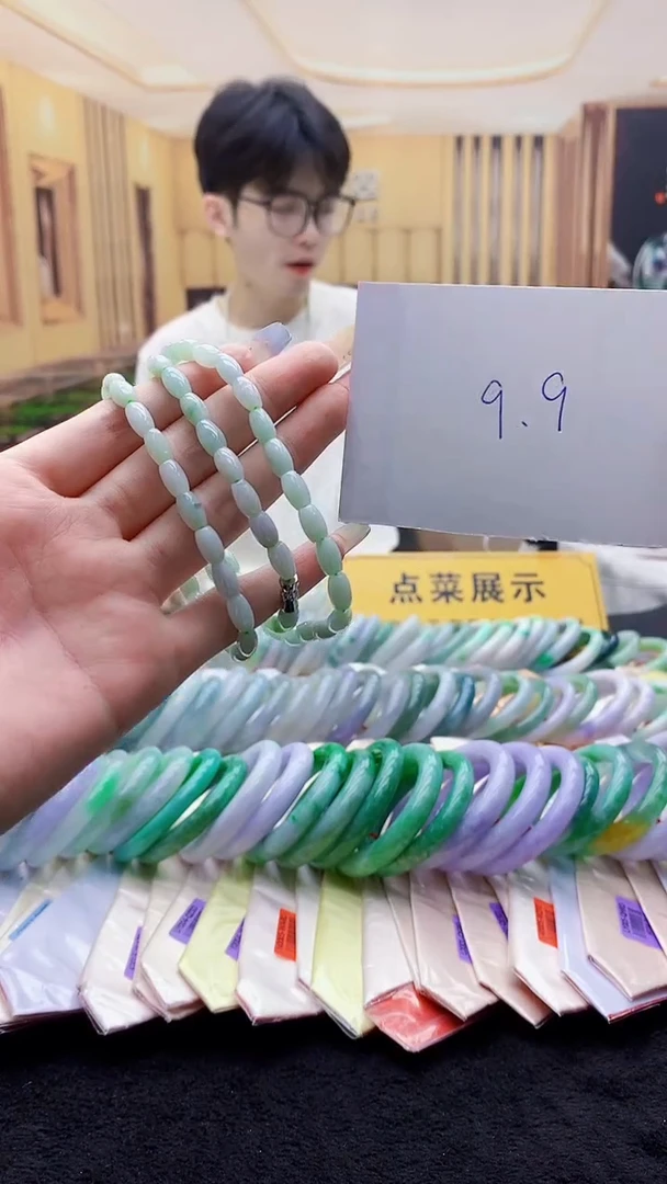翡翠未镶嵌颈饰多样性发其一