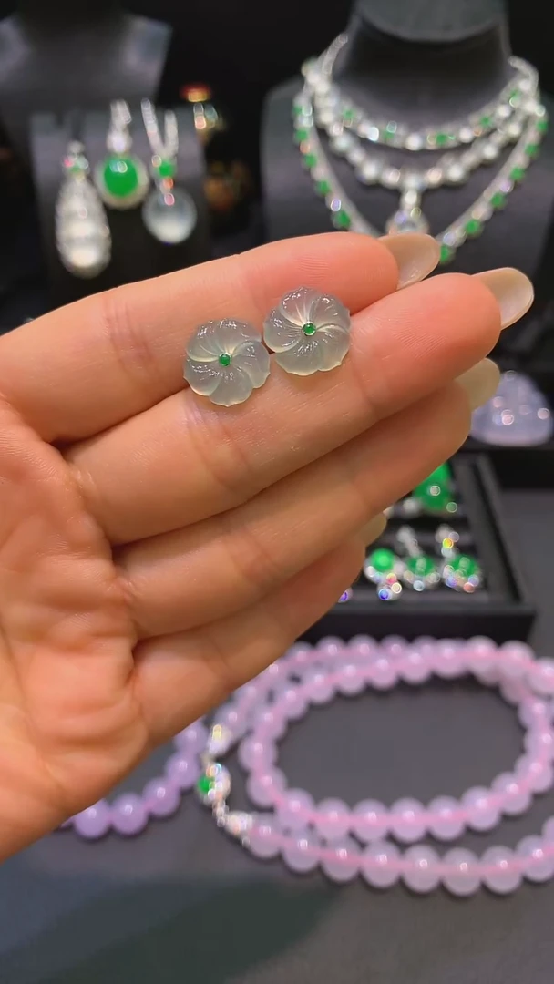 18K金镶嵌翡翠耳饰耳钉
