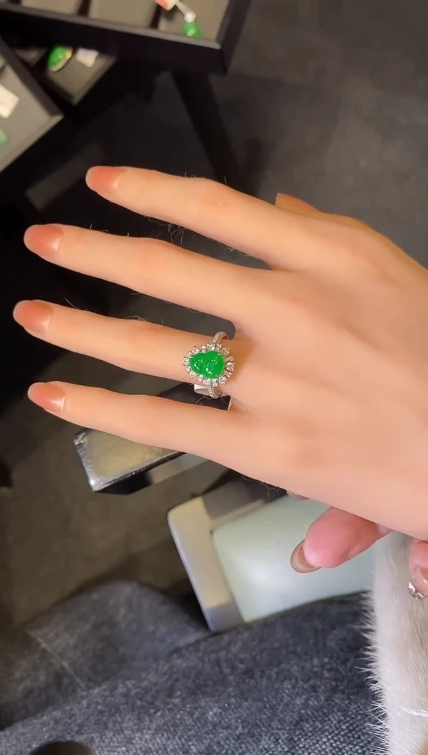 18K金镶嵌戒指翡翠戒指