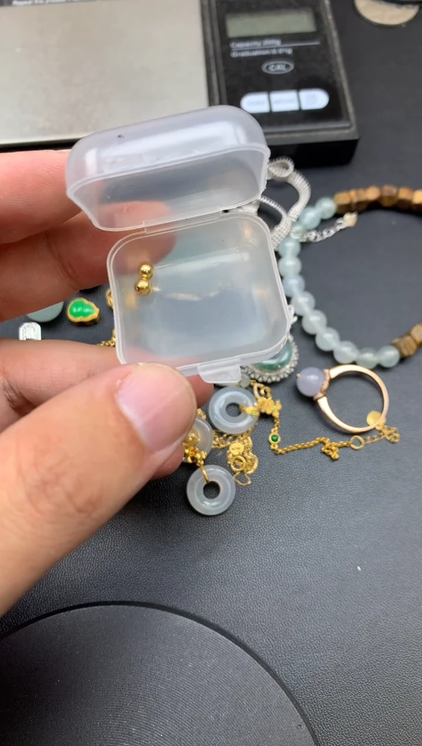 颈饰18K金镶嵌翡翠六****师金珠4mm