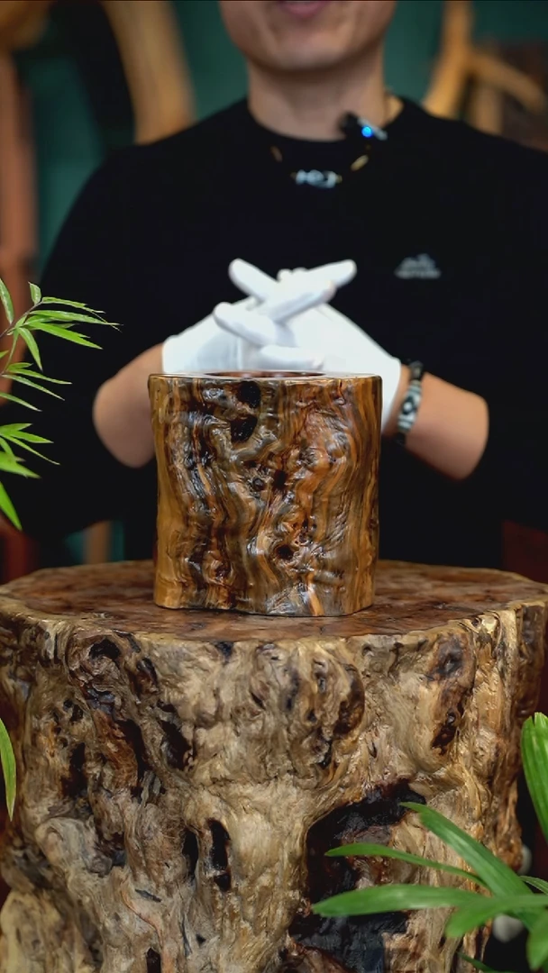 木陈*溜雷击枣木笔筒