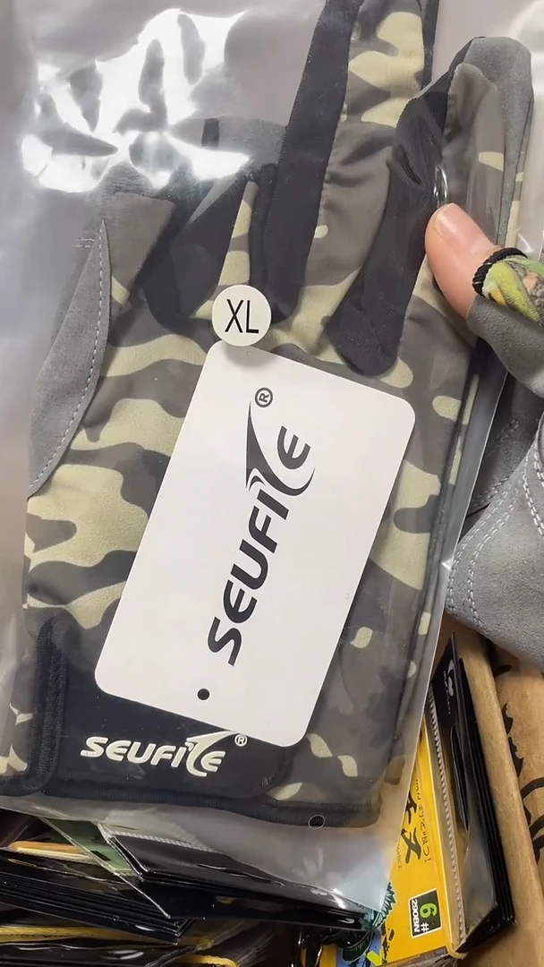 灰色手套一副