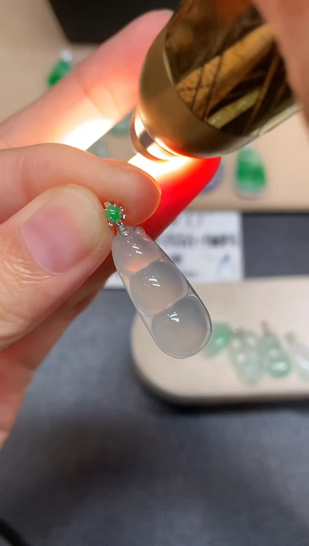 颈饰18K金镶嵌翡翠福豆【无服务费