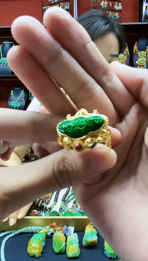 颈饰未镶嵌翡翠戒指