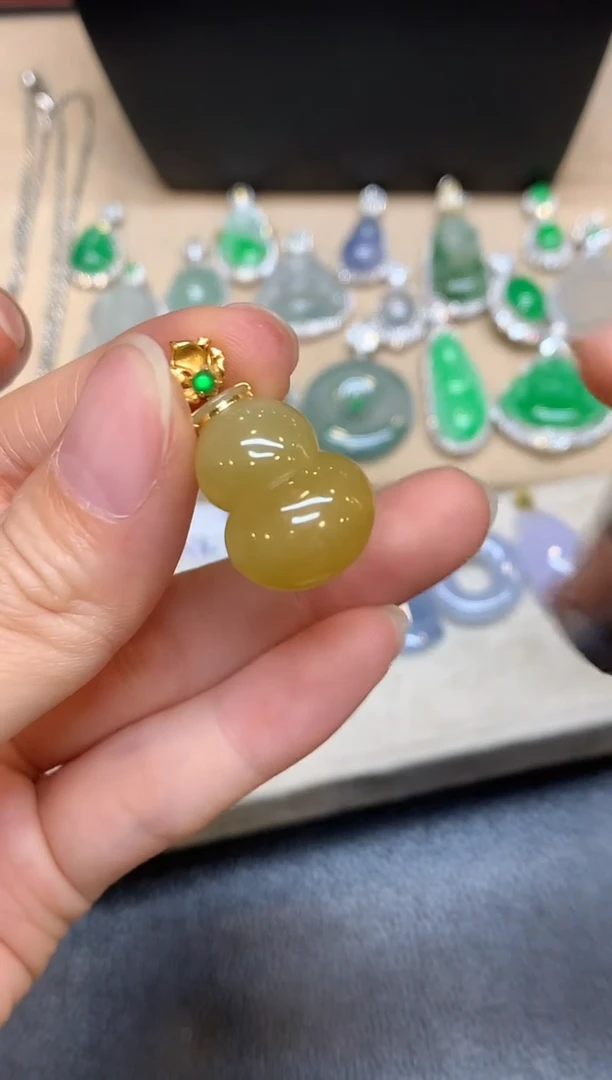 颈饰18K金镶嵌翡翠葫芦【无服务费