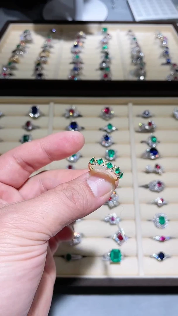 【闪购商品】祖母绿戒指18K金镶嵌0.5ct