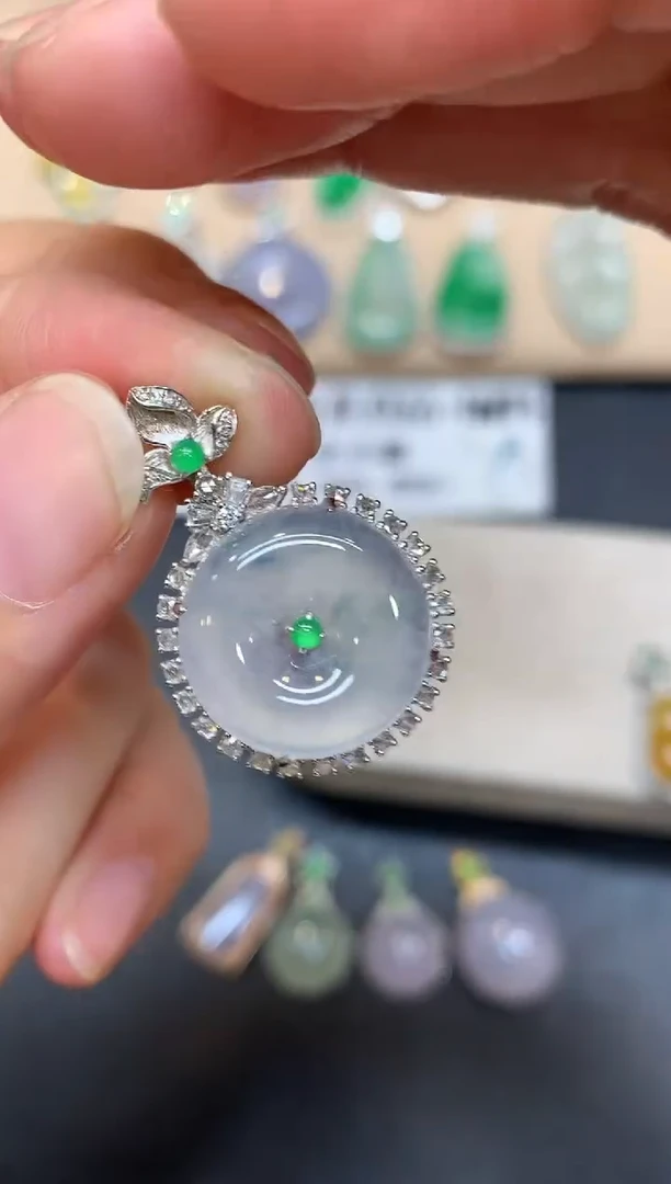 颈饰18K金镶嵌翡翠平安扣【无服务费