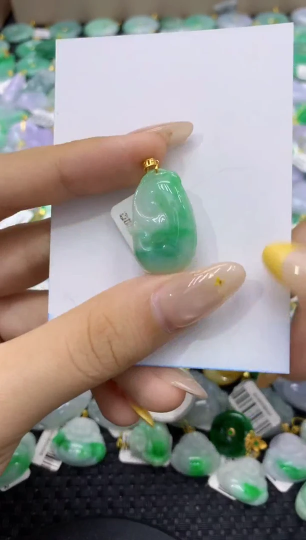 颈饰18K金镶嵌翡翠天然麻烦翡翠A货