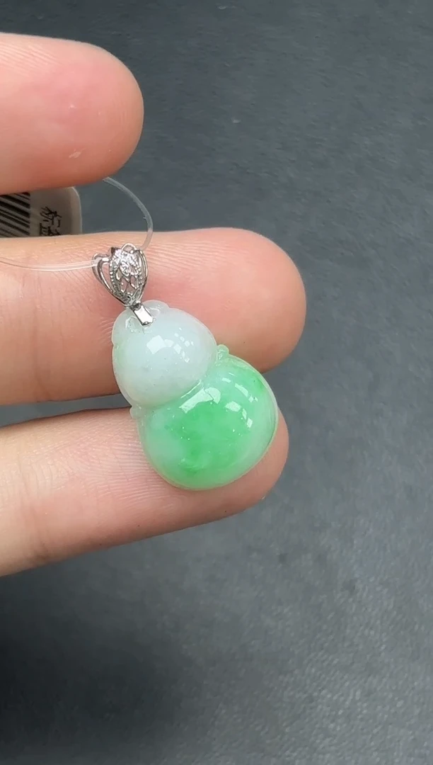 18K金镶嵌挂件翡翠葫芦