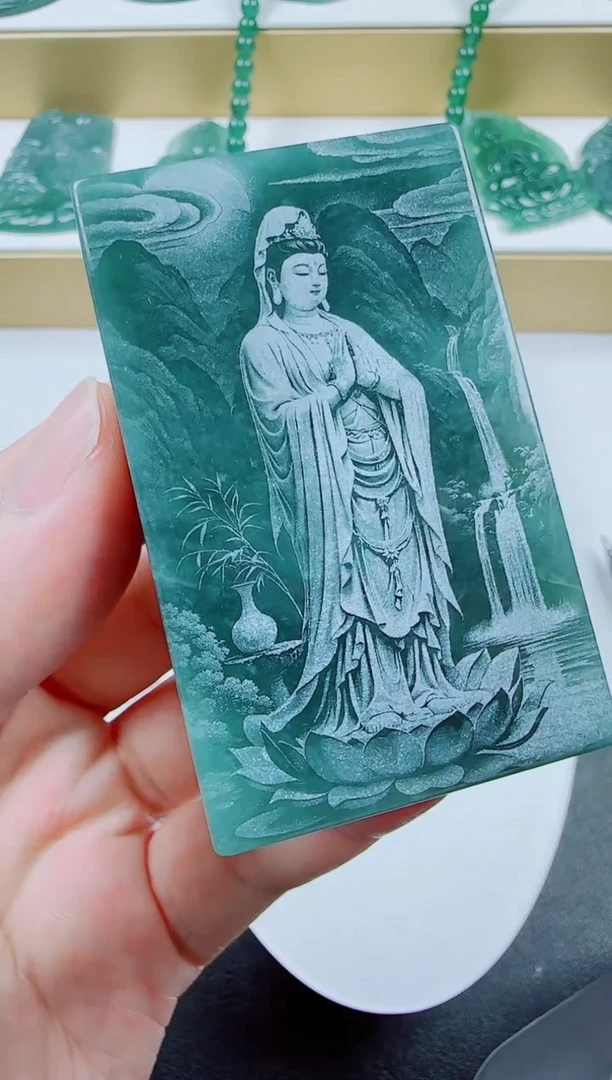翡翠未镶嵌颈饰方观音