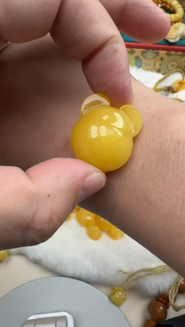 琥珀未镶嵌珠宝奇石欧*6.8克浓蜡小熊配饰HZ258