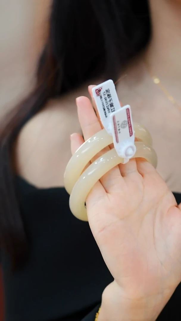 未镶嵌手镯和田玉藕粉手镯（多样性发其一）HNZ3590