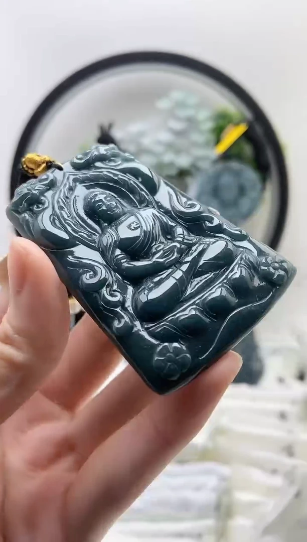翡翠未镶嵌颈饰大日如来
