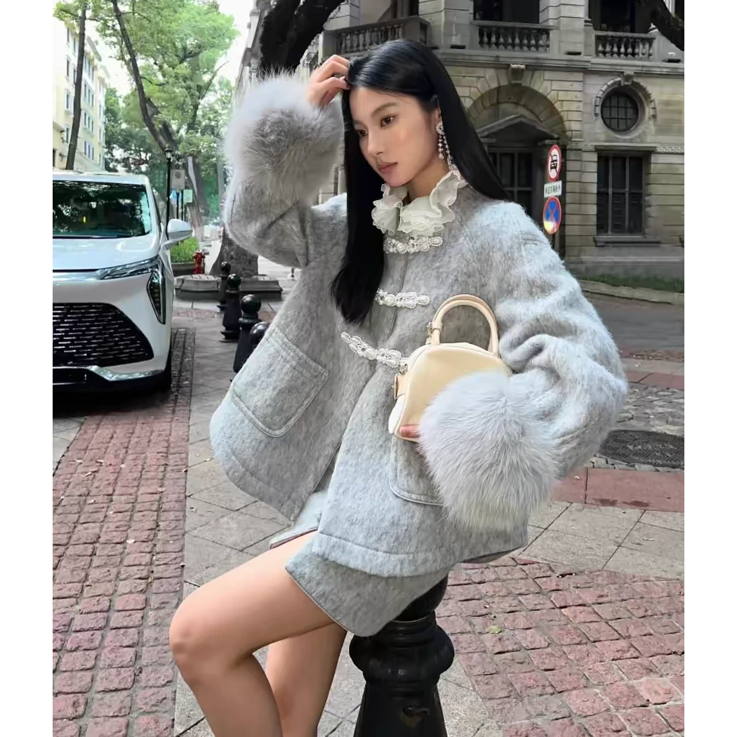 雾凇灰毛毛袖口拼接高级感羊毛呢中式改良珍珠大衣短裙冬季新款