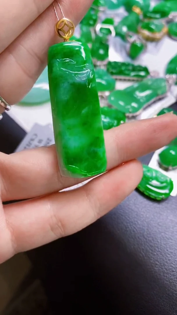 颈饰18K金镶嵌翡翠竹子