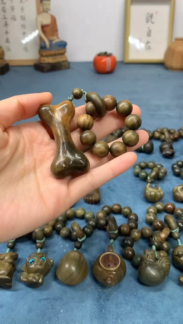 【闪购商品】维腊木（绿檀）把件骨头按摩棒