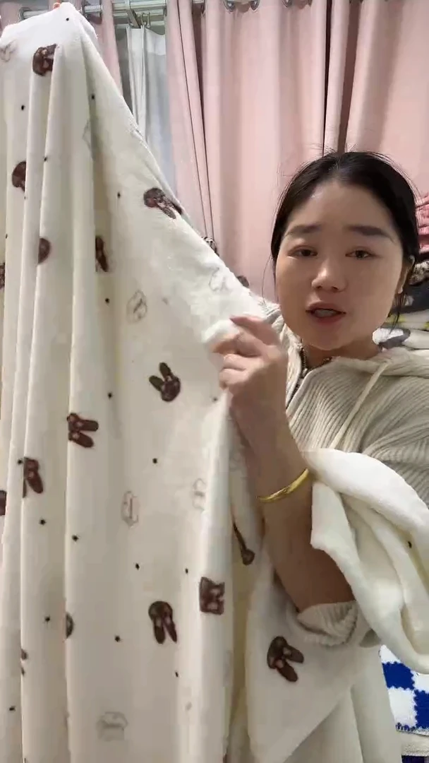 聚酯纤维2-2.3奶白小兔-法莱绒-瑕疵款