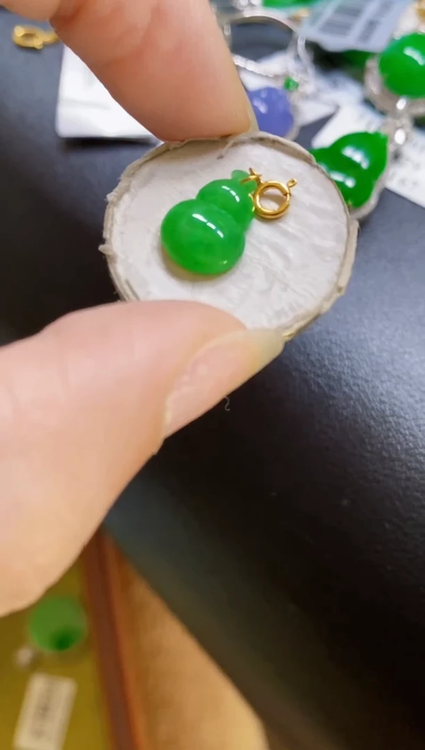 颈饰18K金镶嵌翡翠葫芦