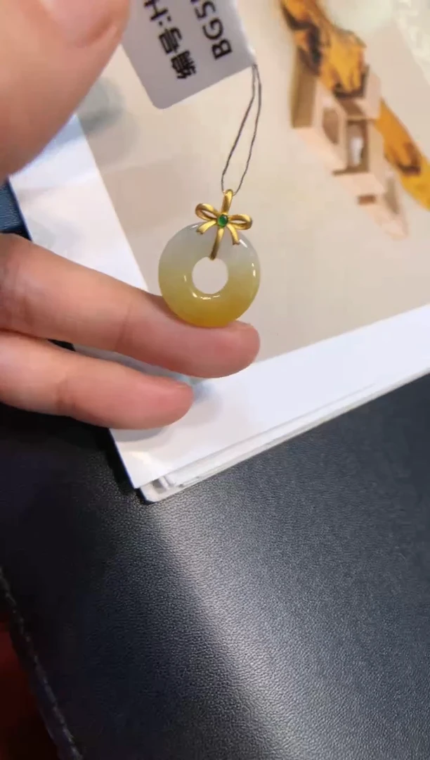 颈饰18K金镶嵌翡翠甜甜圈