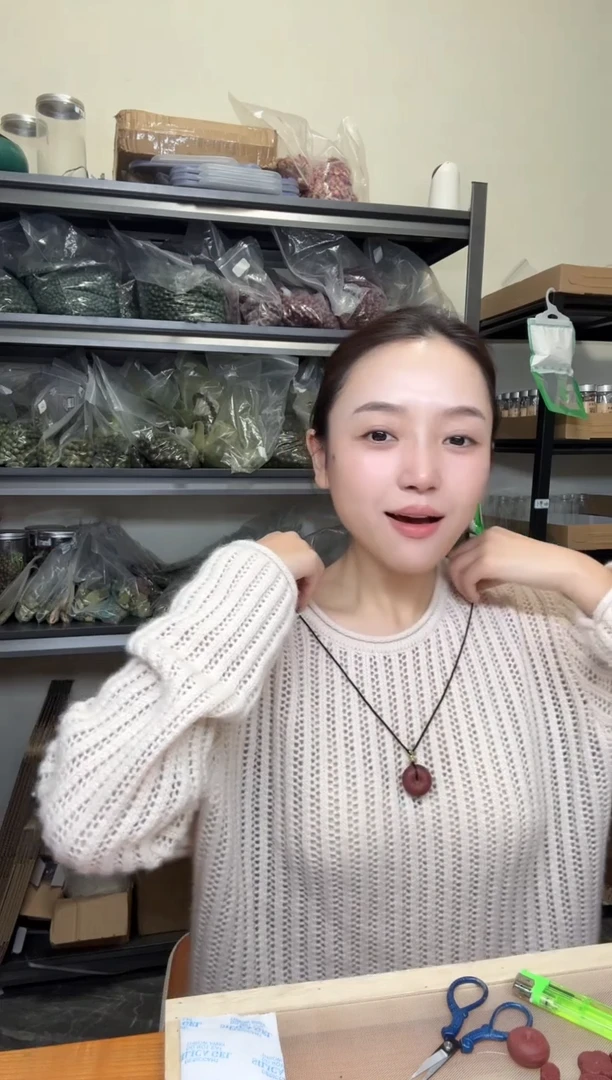 泥塑红麝息肌平安扣合香牌