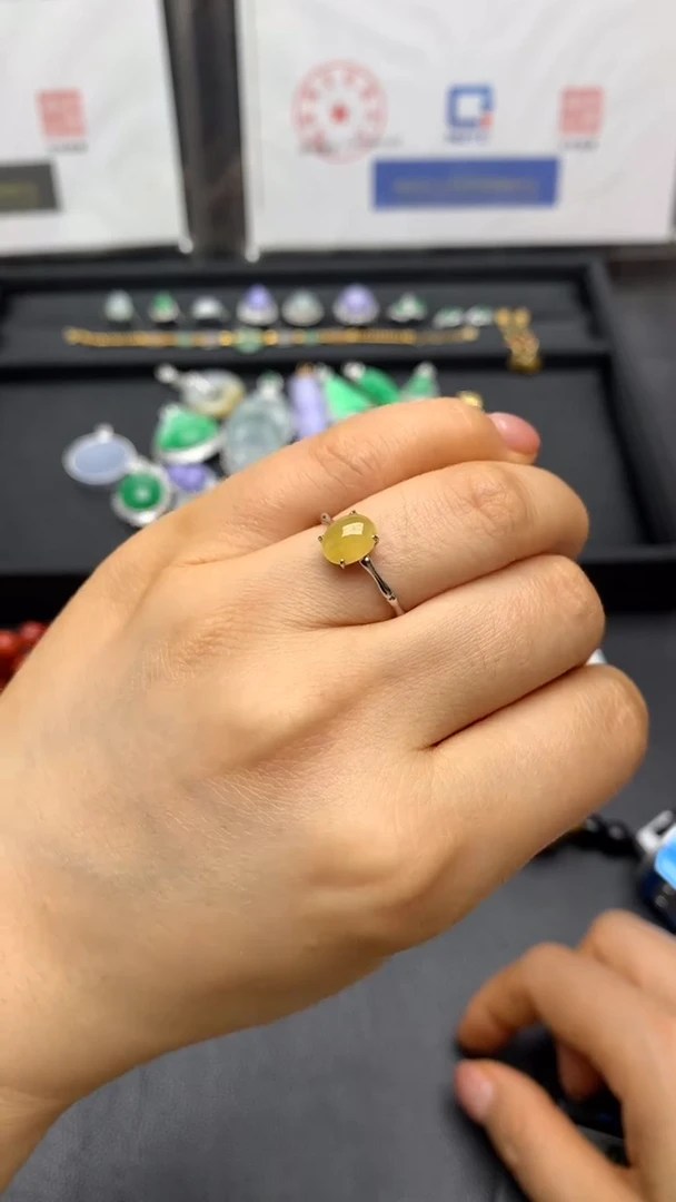18K金镶嵌戒指翡翠冰黄戒指