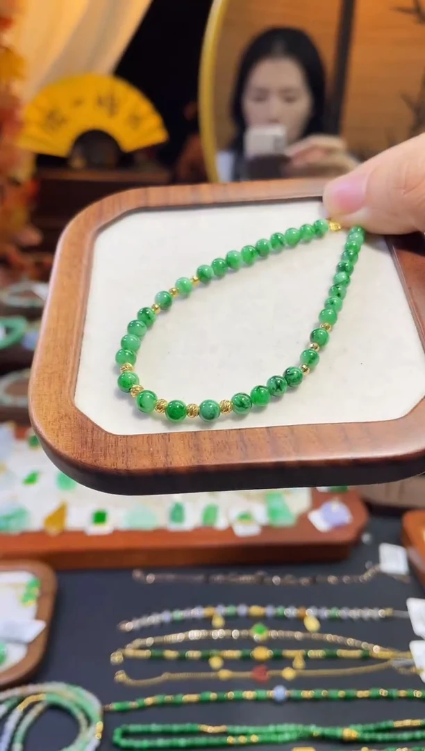 颈饰18K金镶嵌翡翠手链