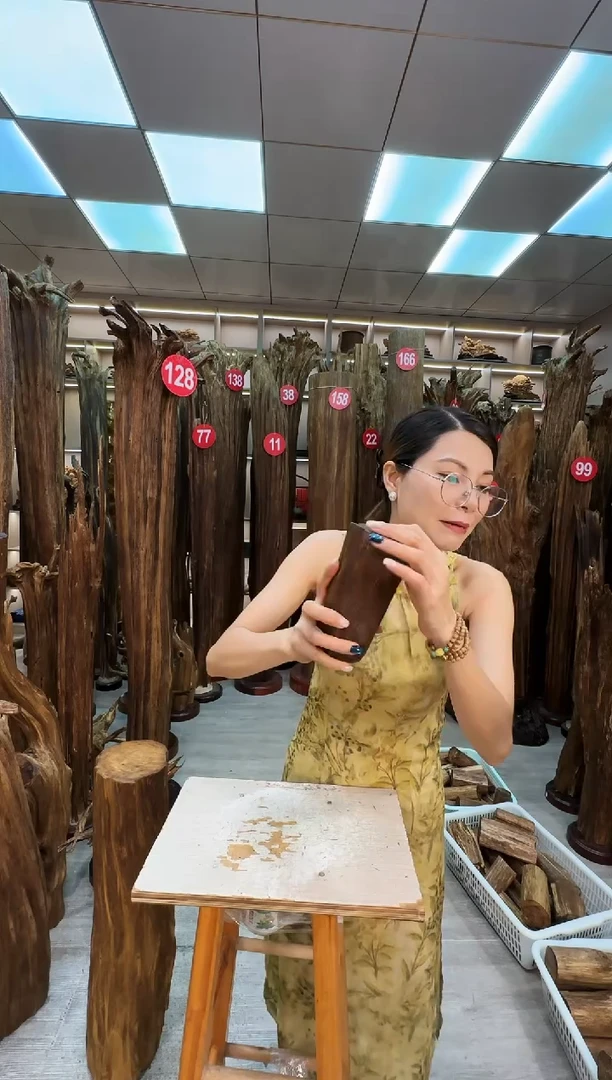 沉香碎屑沉香沉香原料摆件工艺品一百元以上带底座