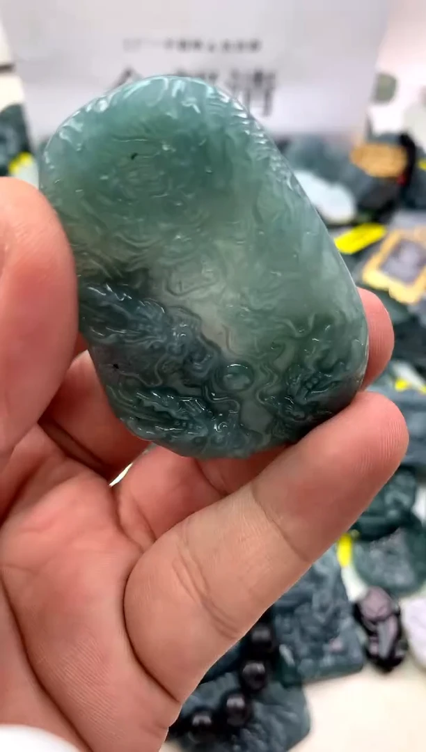 翡翠未镶嵌颈饰龙牌