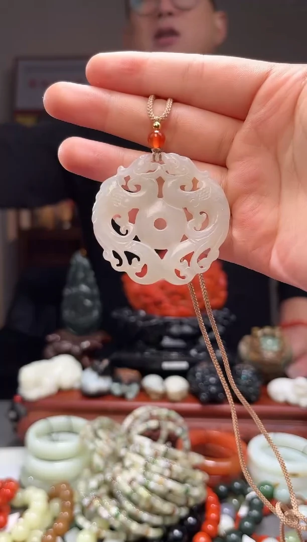 颈饰未镶嵌和田玉吊坠