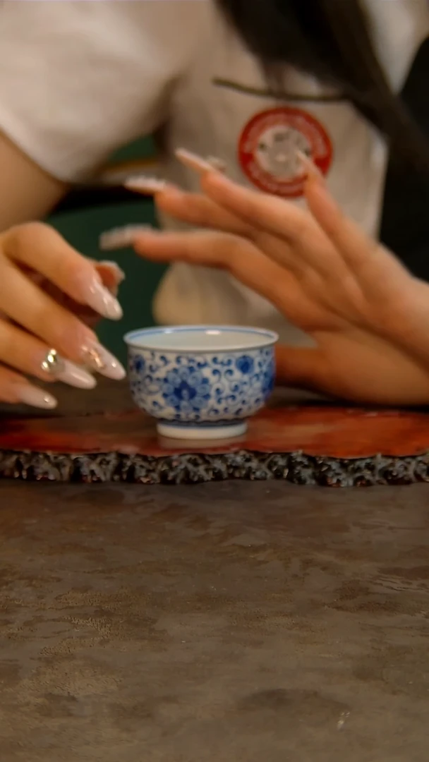 青花手绘缠枝主人杯