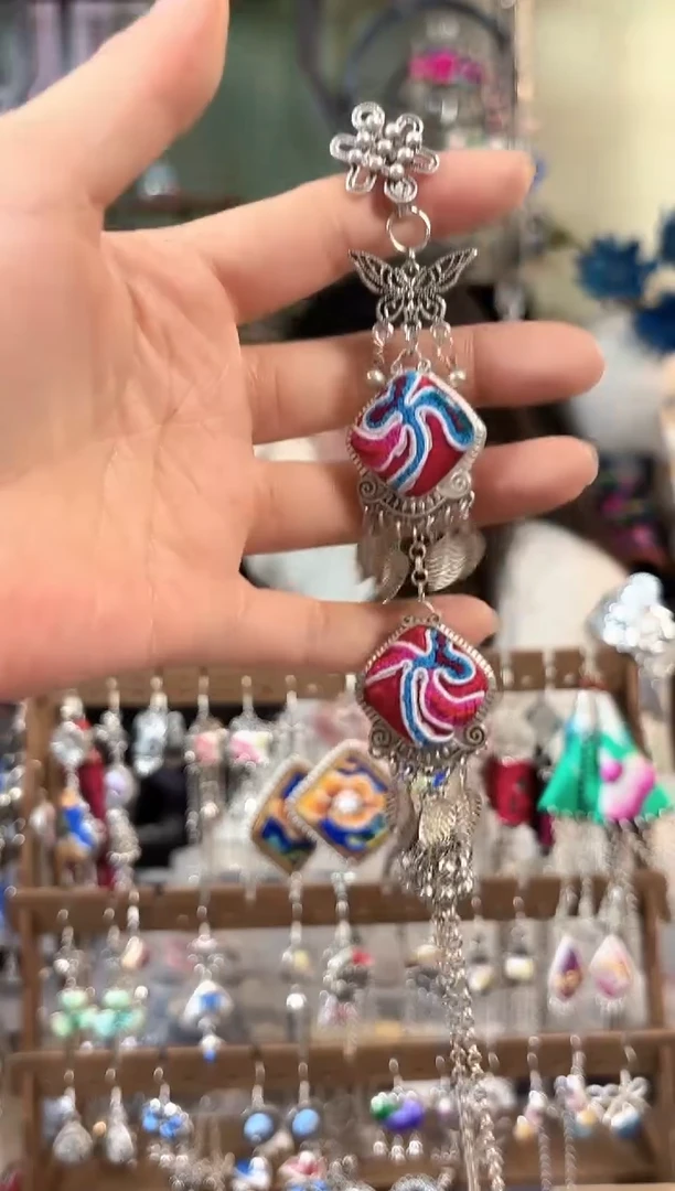 彩云南阁非遗老绣饰品583