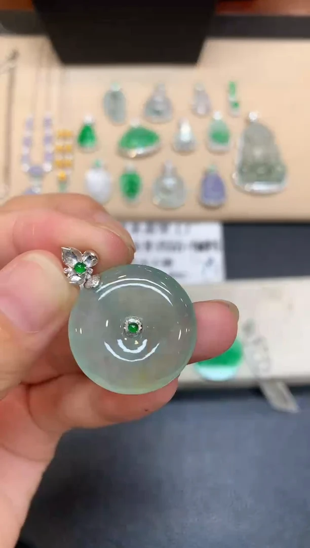 颈饰18K金镶嵌翡翠平安扣【无服务费