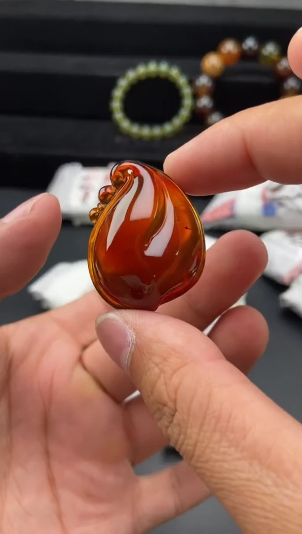 琥珀颈饰未镶嵌棕血珀福瓜吊坠