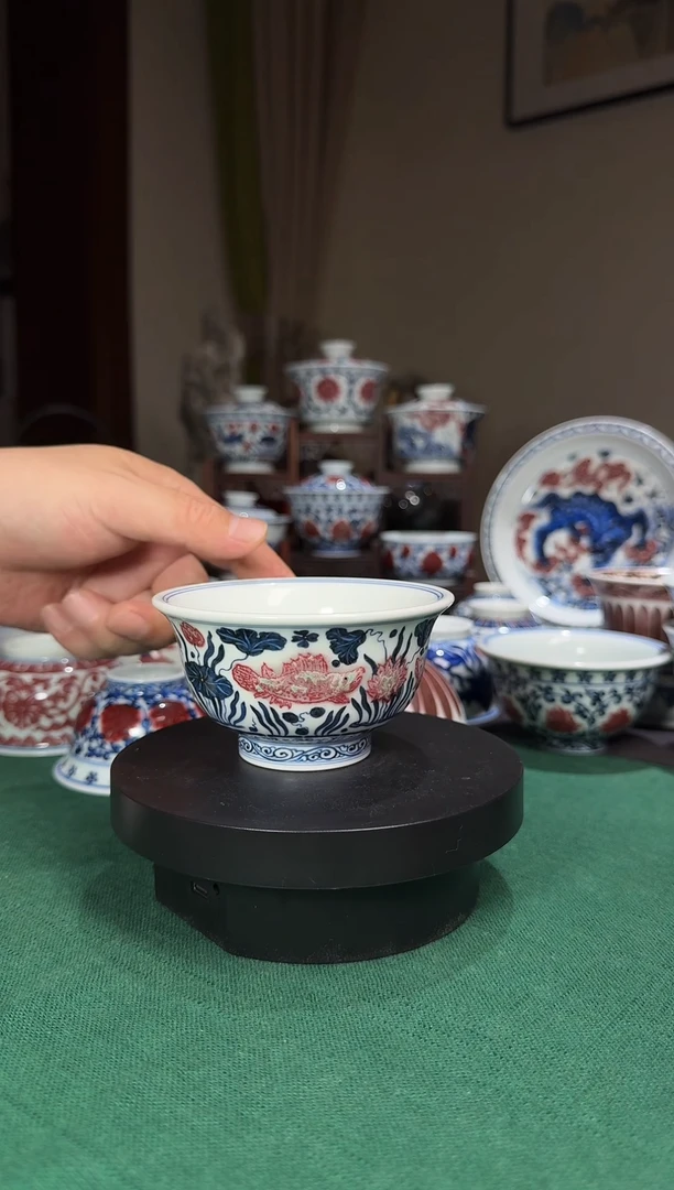 青花釉里红鱼藻纹压手杯