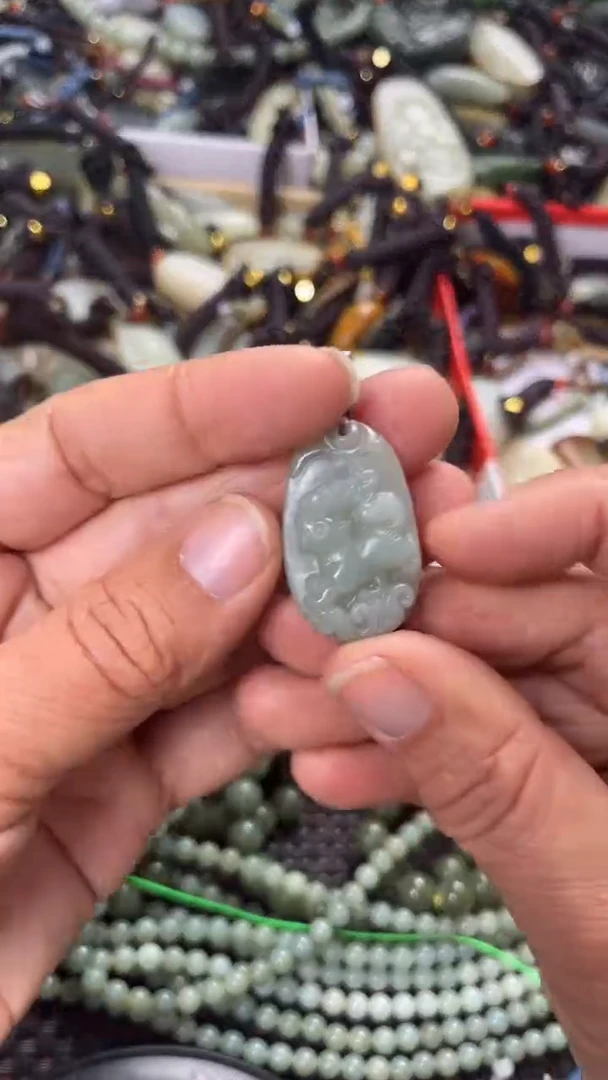 【闪购商品】和田玉颈饰未镶嵌多样性发货没有证书，拍一发一.有瑕