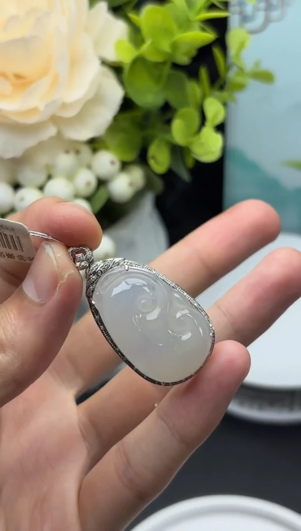 翡翠18K金镶嵌颈饰如意