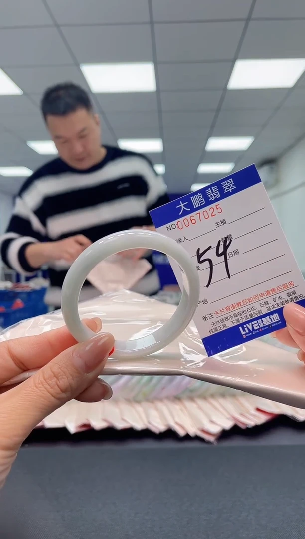 【闪购商品】翡翠手镯未镶嵌AAAAAAAAAA