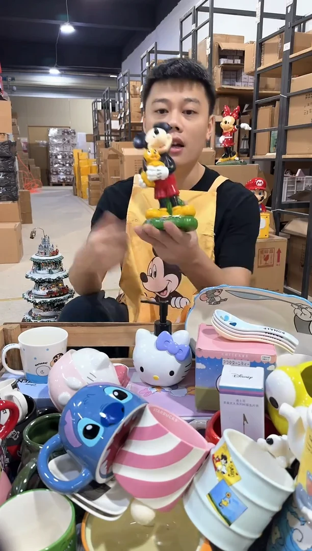 瓷片米奇抱布鲁托摆件