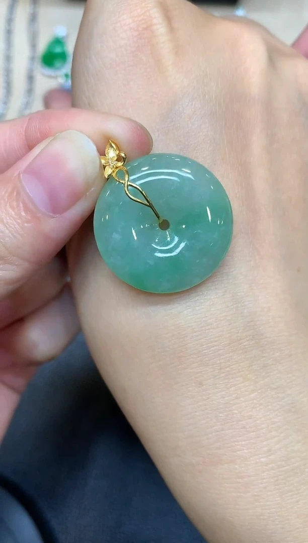 颈饰18K金镶嵌翡翠平安扣【无服务费