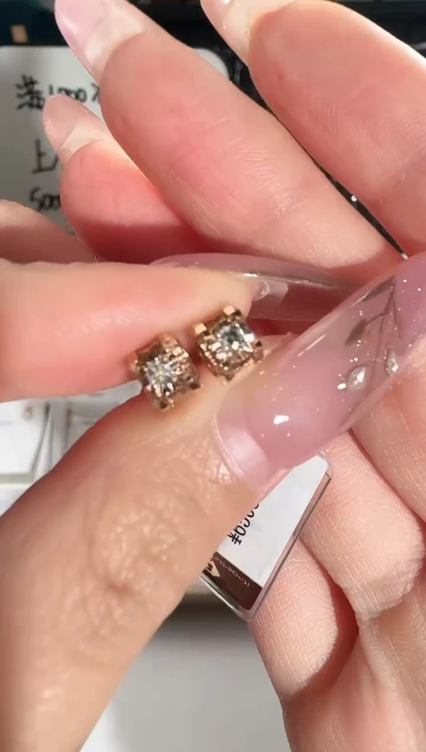 18K金镶嵌耳饰钻石牛头耳钉2.09g