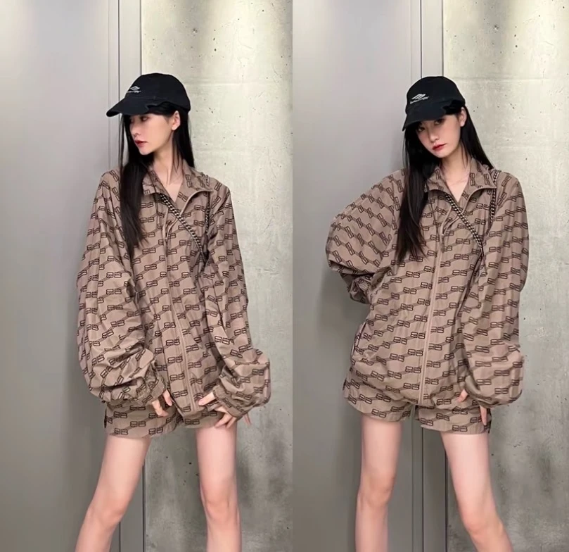 95新 Balenciaga/巴黎世家 HM0982  22款 咖色logo满印外套 XS码