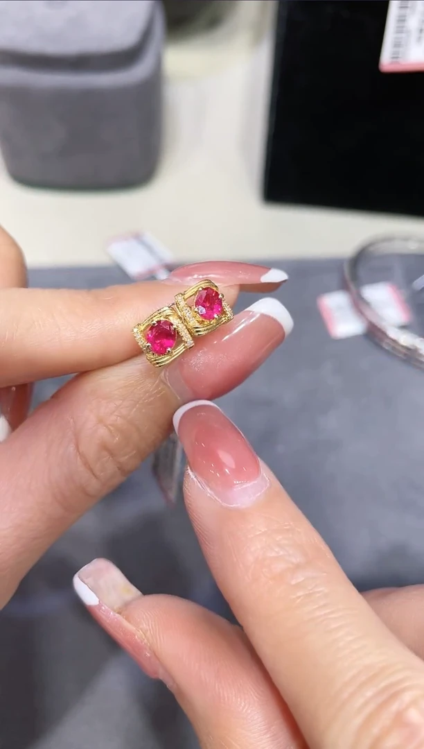 18K金镶嵌天然红宝石耳饰