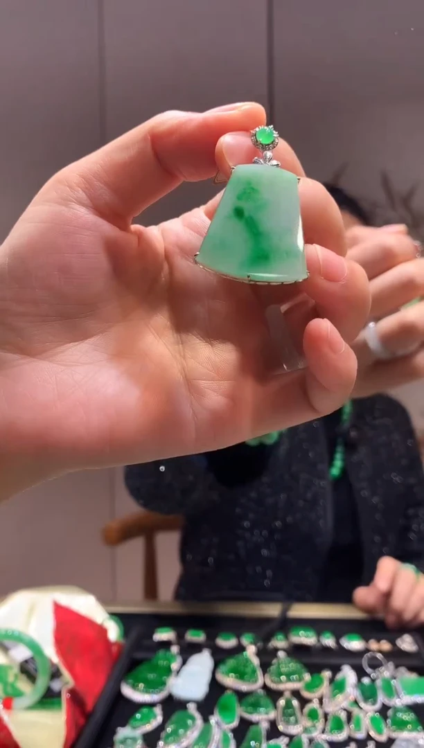 【闪购商品】翡翠颈饰18K金镶嵌无事牌