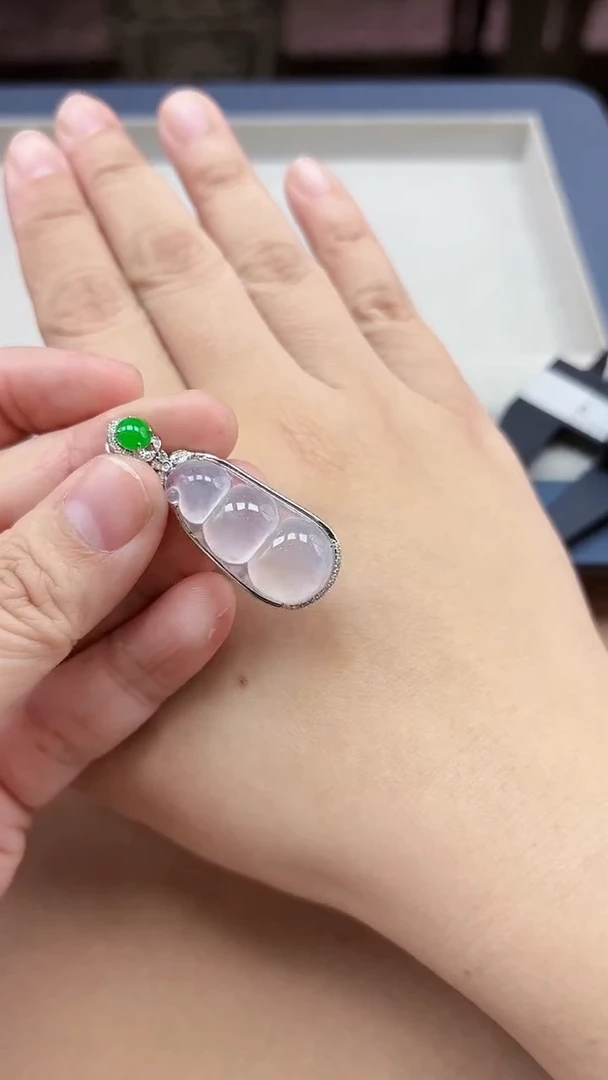 【闪购商品】翡翠颈饰18K金镶嵌福豆