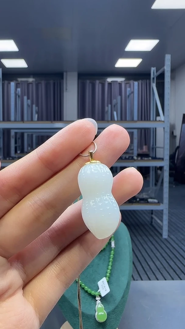 18K金镶嵌和田玉挂件 不含链