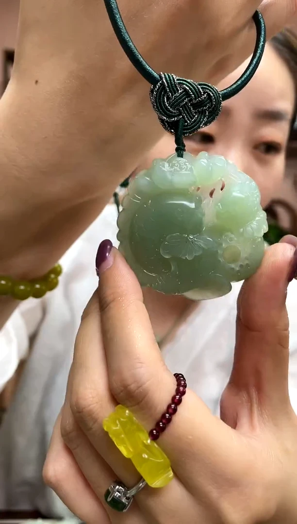 岫玉未镶嵌吊坠·