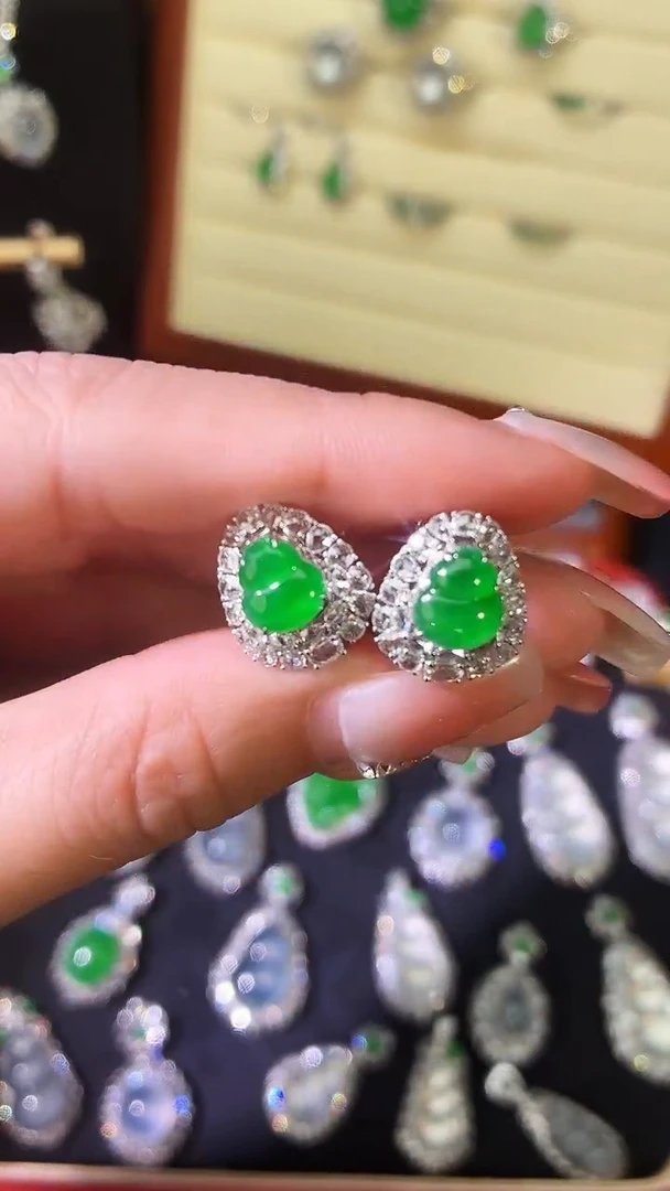 18K金镶嵌翡翠耳饰葫芦