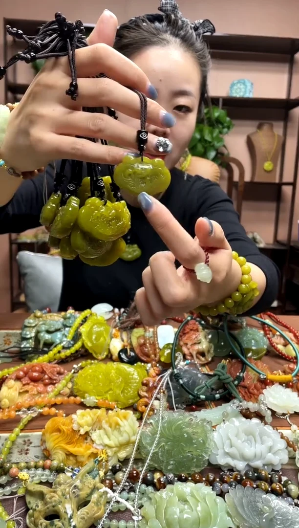 未镶嵌岫玉吊坠多样性发货发其中之一